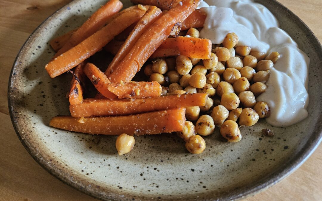 Carottes et pois chiches rôtis au cumin, sauce au yaourt