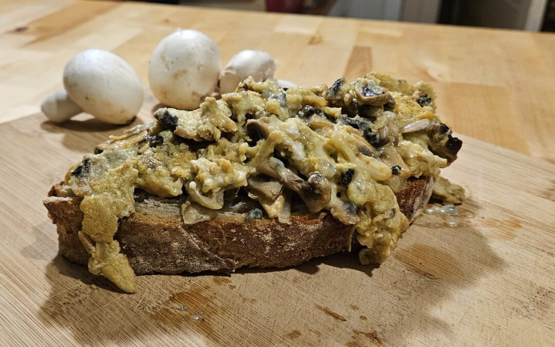 Tartine d’œufs brouillés aux champignons et au fromage bleu