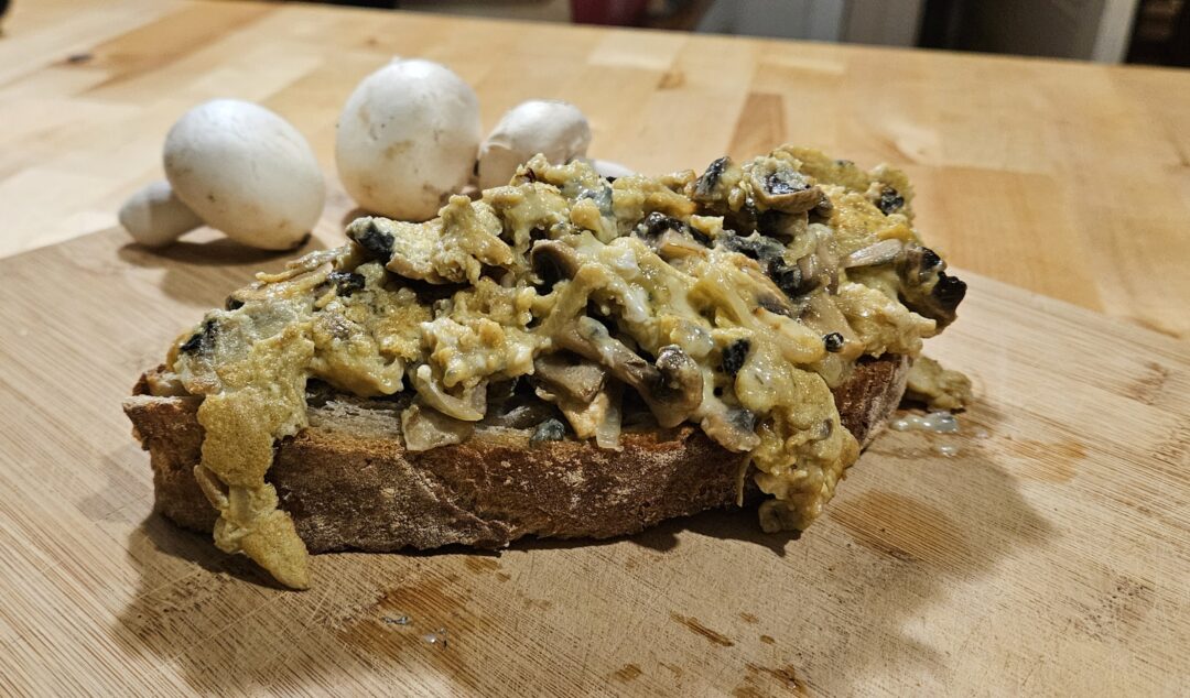 Tartine d’œufs brouillés aux champignons et au fromage bleu