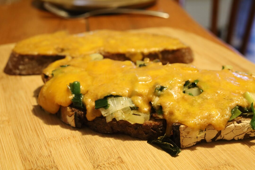 Tartine galloise aux poireaux