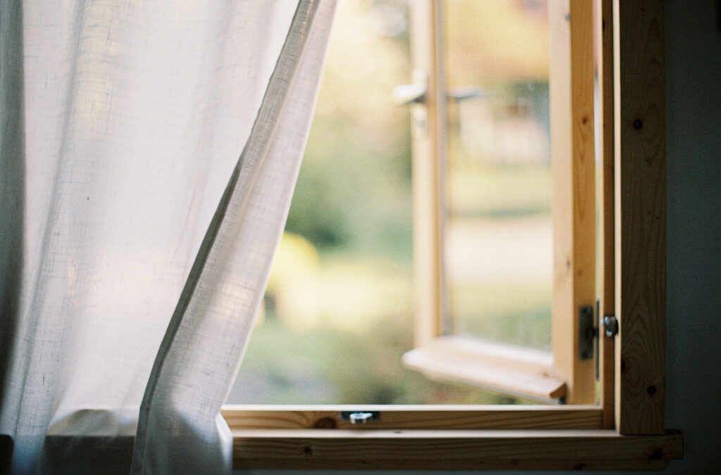 Aérer sa maison au printemps : des gestes simples pour un air plus léger