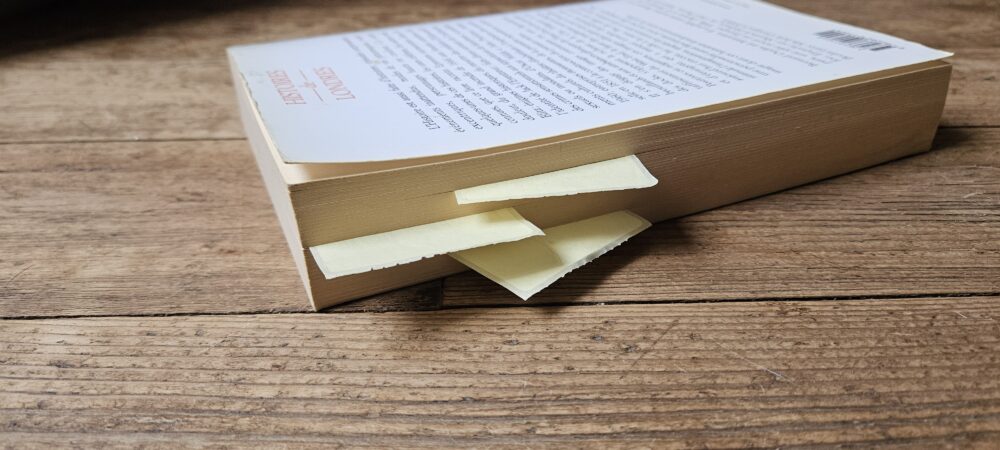 Livre posé sur un plancher