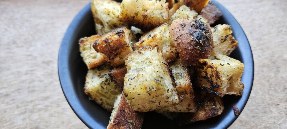 Petit bol de croûtons fait maison