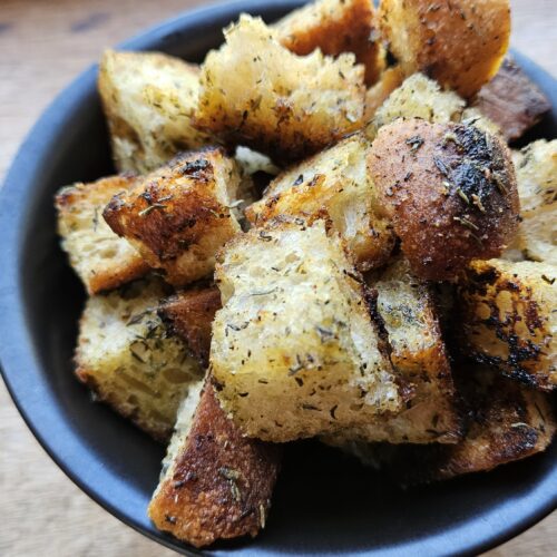Petit bol de croûtons fait maison