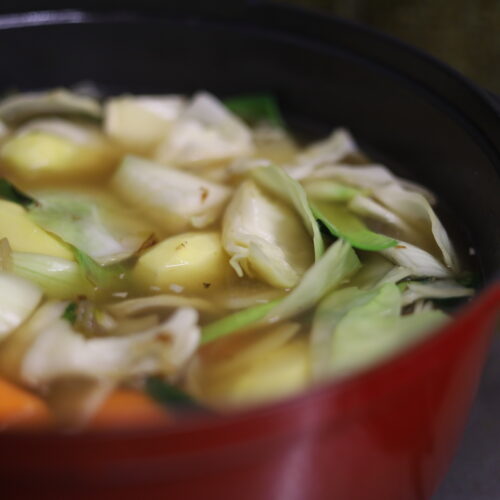 Gros plan sur des légumes en train de cuire dans un bouillon