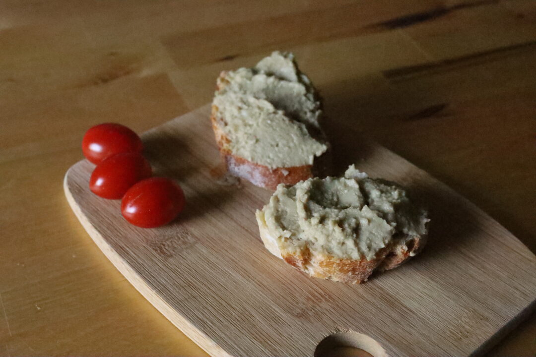 Tartinade aux olives, haricots blancs et graines de fenouil
