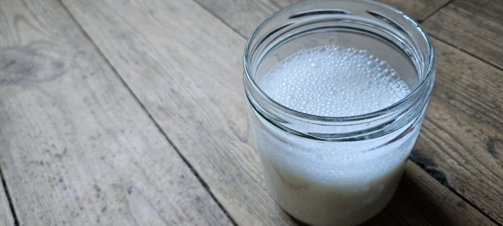 Bocal en verre contenant du produit nettoyant pour les sols fait maison