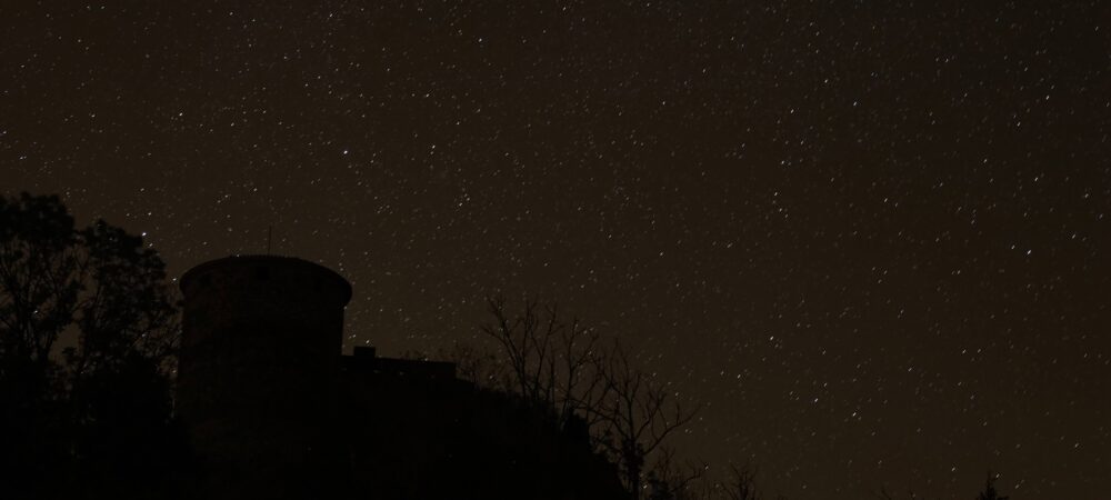 Ciel étoilé au-dessus d'un château (Auvergne)