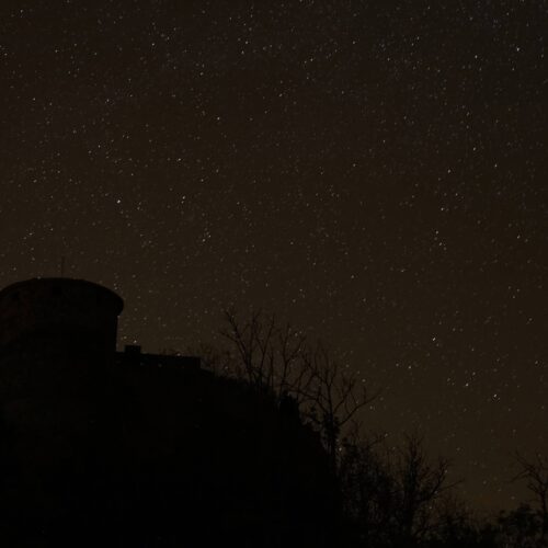 Ciel étoilé au-dessus d'un château (Auvergne)