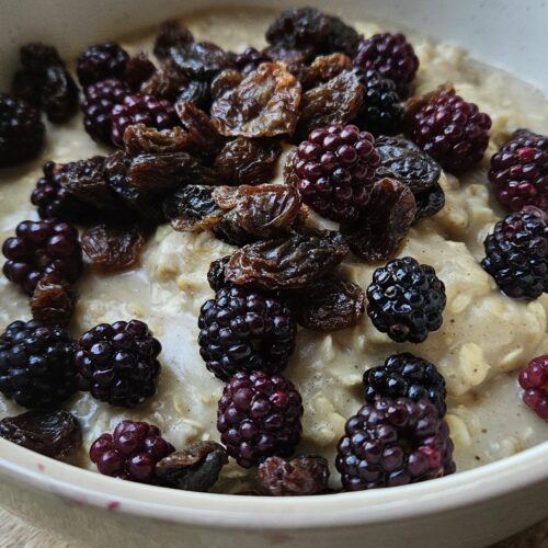 Bol de porridge aux mûres et aux raisins secs