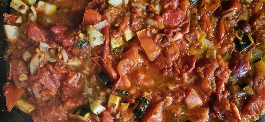 Gros plan sur une sauce tomate en train de cuire