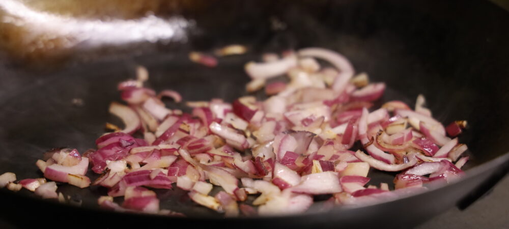 Oignons rouges en cuisson