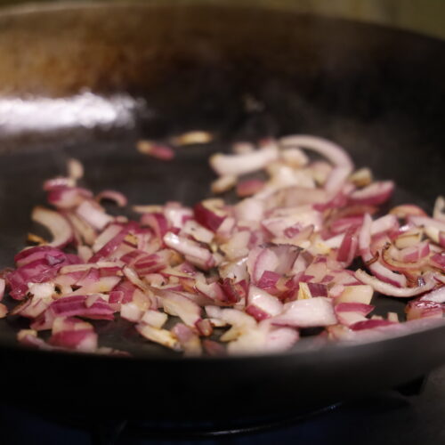 Oignons rouges en cuisson